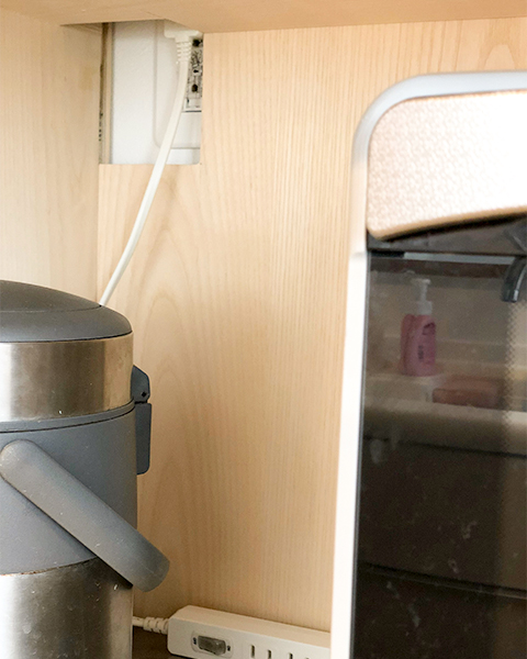 M様邸コーディネィト事例:中段・キッチン家電設置エリア配線孔