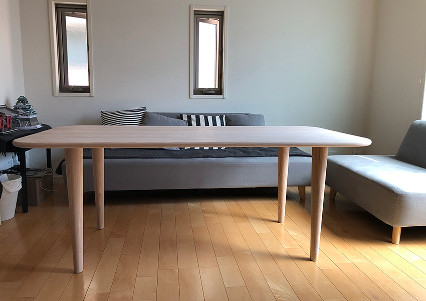 製作事例：テーブル（基本仕様の天板を形状変更）