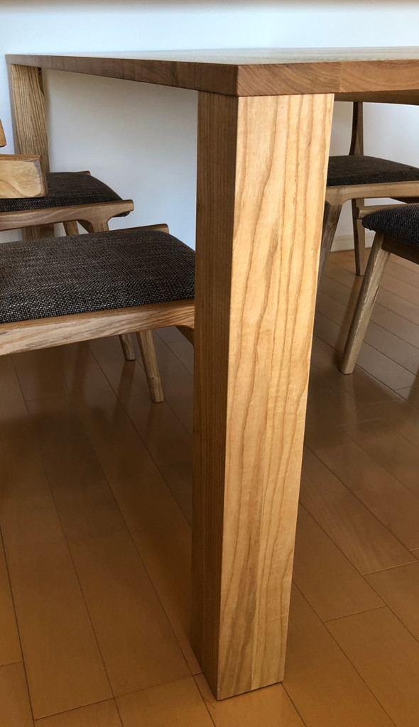 直線的でシンプルデザインの天板と脚のダイニングテーブル